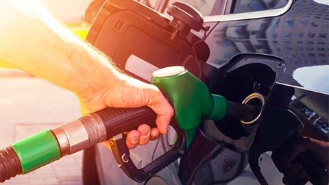 Auto wordt volgetankt